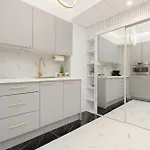 Lux Studio In By Renters Prestige وارسو